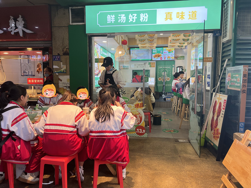 初次創(chuàng)業(yè)該怎么選擇加盟品牌？加盟餐飲行業(yè)能賺錢嗎？